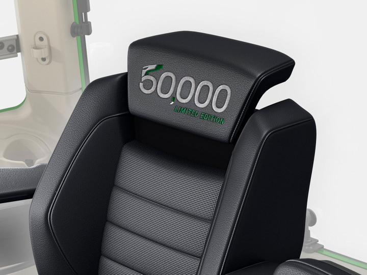 Asiento SuperComfort de cuero Titanium con el logotipo 50.000 bordado