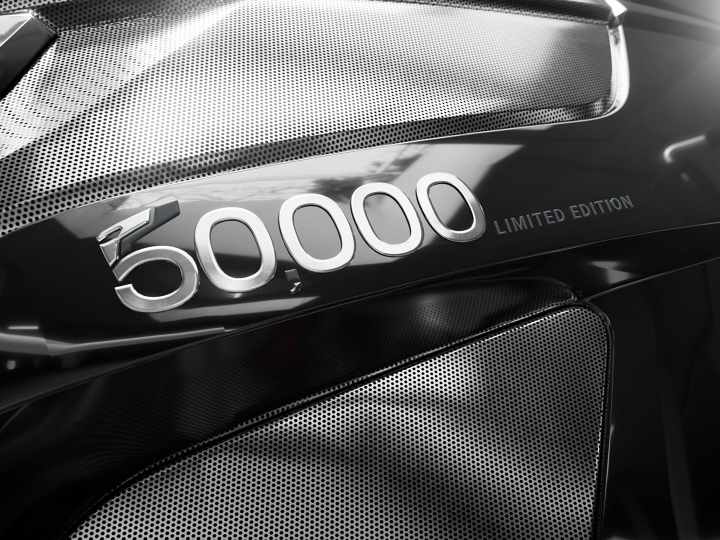 Emblema 50.000 Edición Limitada en color plateado en el Fendt 900 Vario
