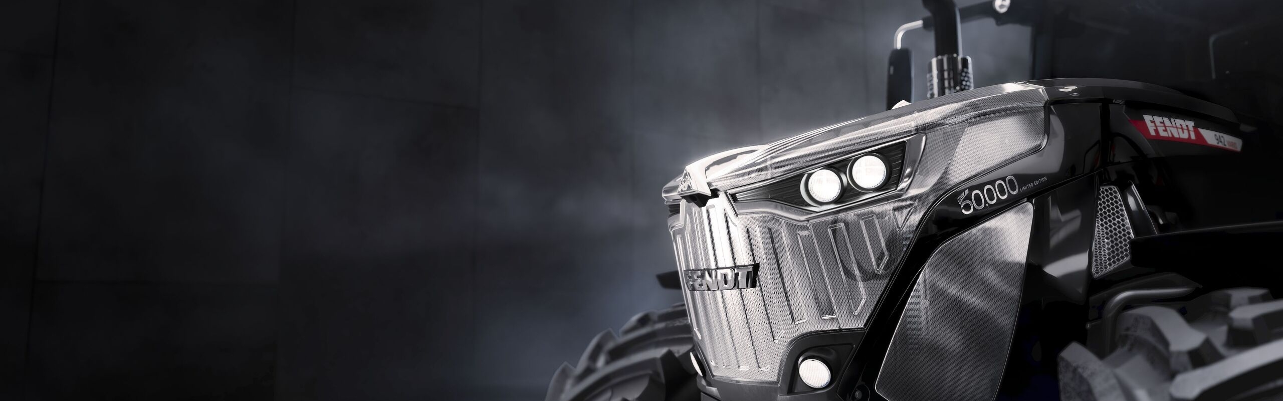 Detalle del emblema 50.000 Edición Limitada en el capó del Fendt 900 Vario