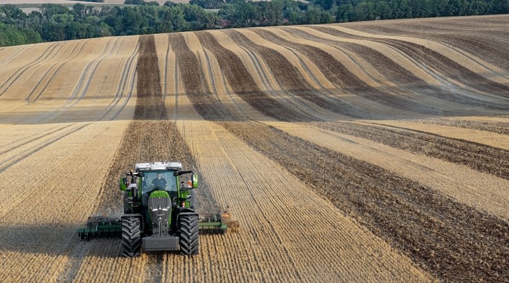 Fendt 826 Vario trabajando en el campo
